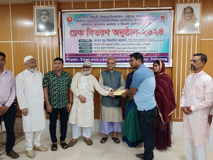 গোমস্তাপুরে জটিল রোগাক্রান্তদের মাঝে সরকারি চিকিৎসা সহয়তার চেক বিতরণ